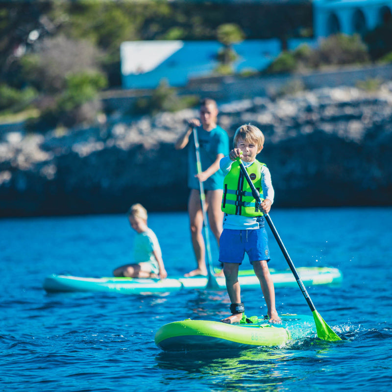 This is the complete set of the Jobe Yama SUP 8.6 package. There's the full-frontal and side views of the aquamarine-colored with neon green linings inflatable SUP itself. Beside it are the: neon green and black Freedom Stick Youth paddle, black double-action pump with the brand engraved in neon green on it, coiled leash with neon green and black colors and cerulean waterproof backpack.